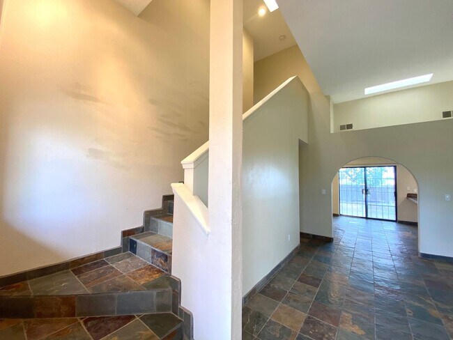 Building Photo - Spacious Home in Vista Primera