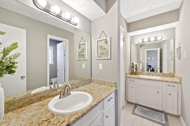 Building Photo - 22318 Greenbrook Dr