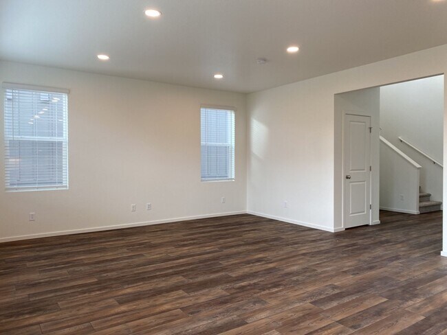 Building Photo - Exquisite 3 Bed 2.5 Bath Single Family Home