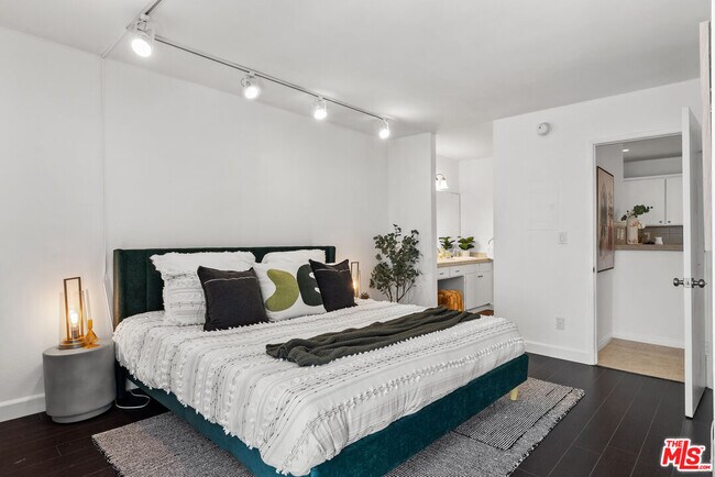 Building Photo - 1885 Veteran Ave