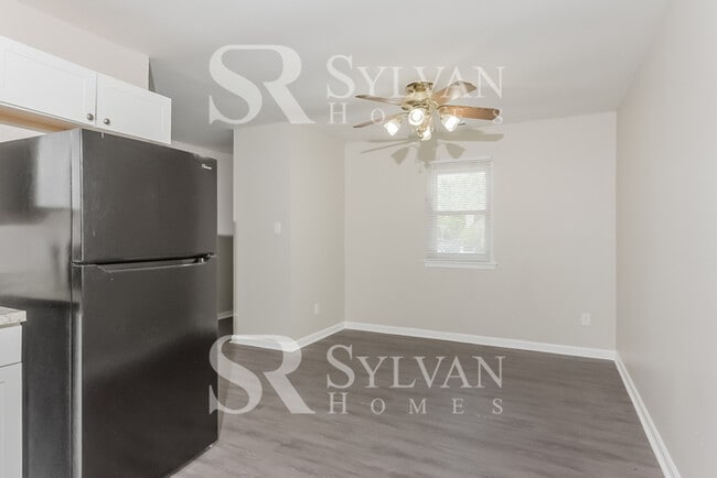 Building Photo - Enjoy living the good life in this 3 bedroom, 1 bathroom home