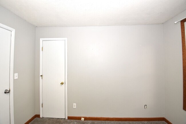 Building Photo - MIshawaka near Universities and shopping