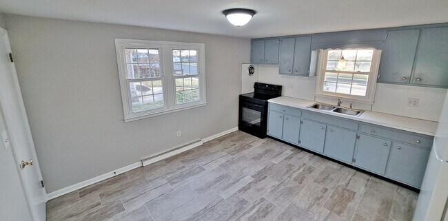 Building Photo - 400-404 Moul Avenue