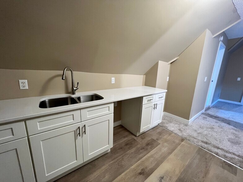 Kitchenette/wet bar - 1327 Jefferson St NE