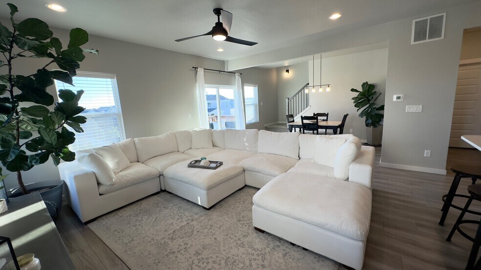 Building Photo - 965 Mouflon Dr