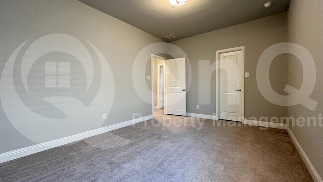 Building Photo - 7005 Golf Club Dr