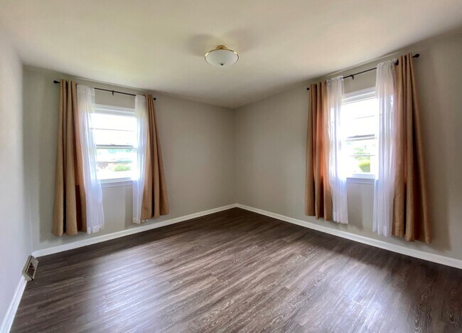 Building Photo - Charming full brick home!