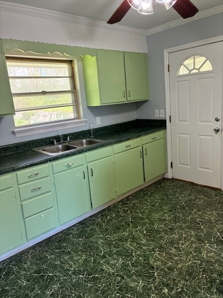 Kitchen - 3521 E Crest Dr