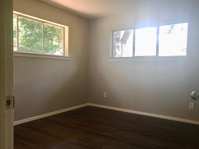 Building Photo - 4 Bedroom / 2 Bath / 2 Car Garage