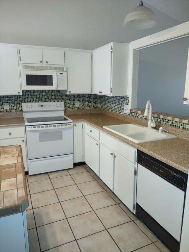 Building Photo - Suncrest Villas East