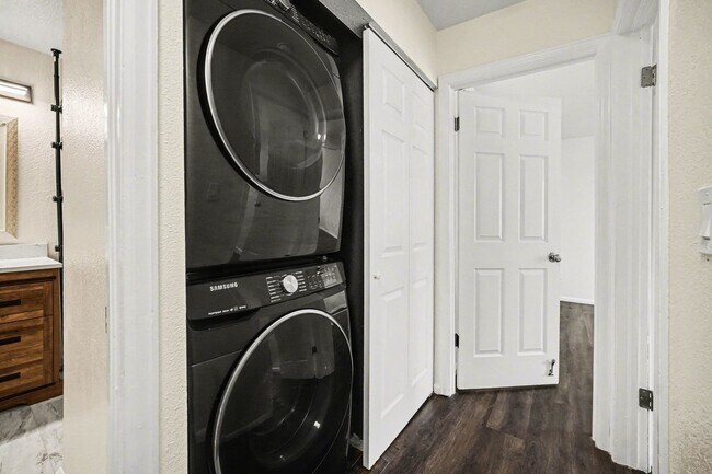 Building Photo - Updated 2 Bedroom 2 Bathroom Condo in Lakewood!