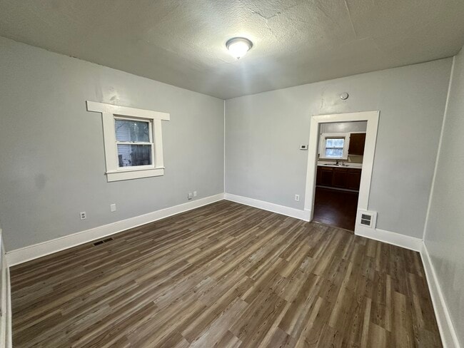 Building Photo - 1524 E 3rd Ave