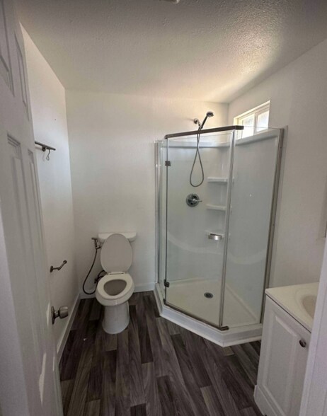 Building Photo - 415 Iona Dr