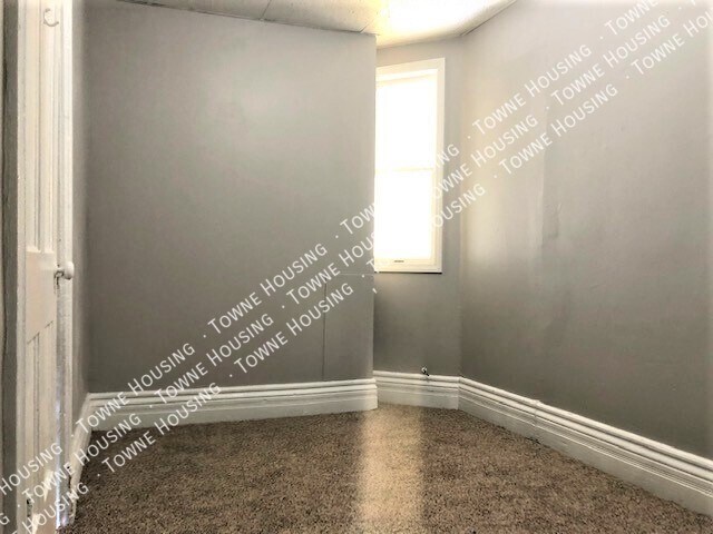 Building Photo - 572 W Utica St
