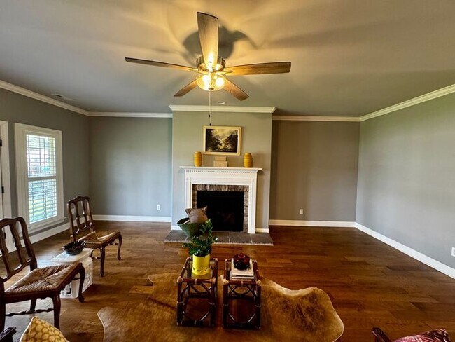 Building Photo - Spacious and luxurious with bonus room