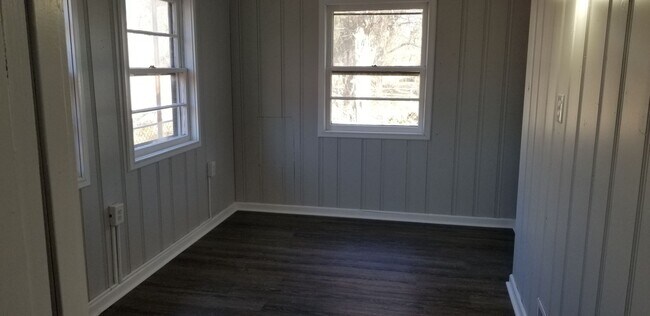 Building Photo - CLOSE TO RIVERSIDE PARK!  3br 1bath bungalow, fully remodeled with all new plank flooring, includ...