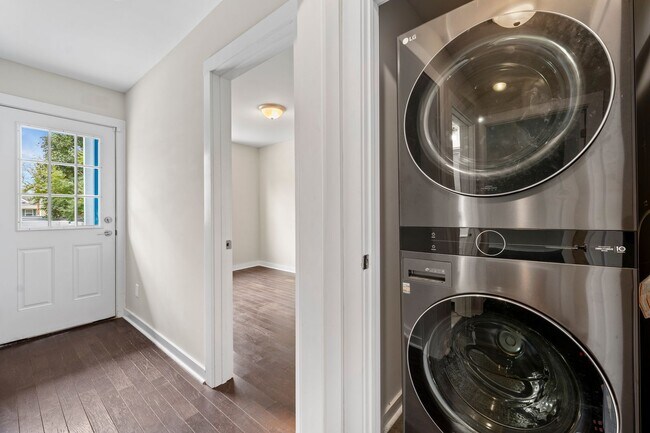 Building Photo - Cheery downtown bungalow with stunning finishes and fenced back yard.