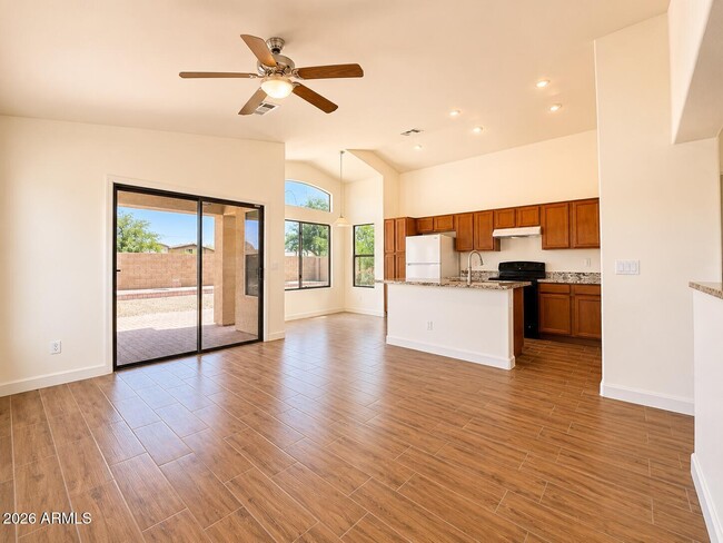 Building Photo - 5256 W Pleasant Ln
