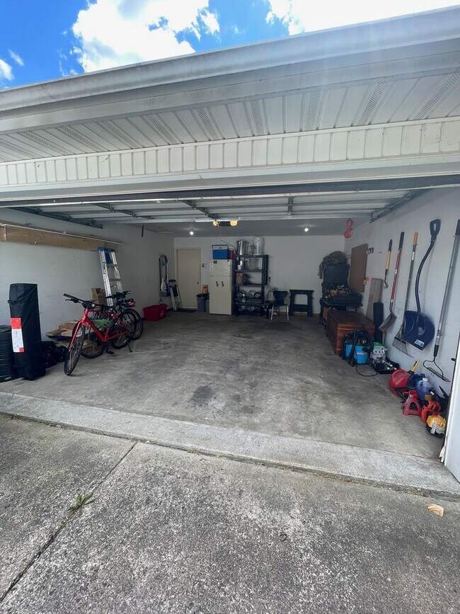 Building Photo - 5997 Vereker Dr