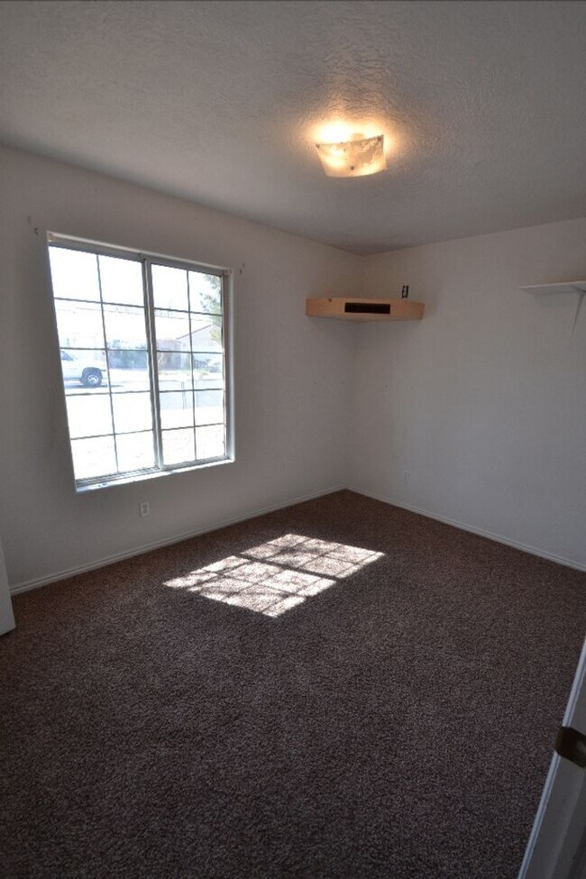 Building Photo - Nice 3 Bedroom 2 Bath Home with POOL and RV Parking