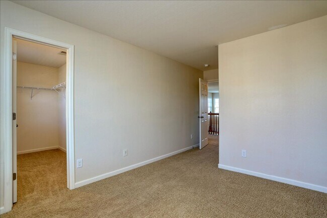 Building Photo - Awesome 3bed/3bath/2car garage on a quiet street in Aurora!