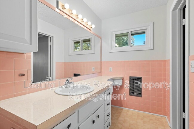 Building Photo - 4850 Ellen Ave