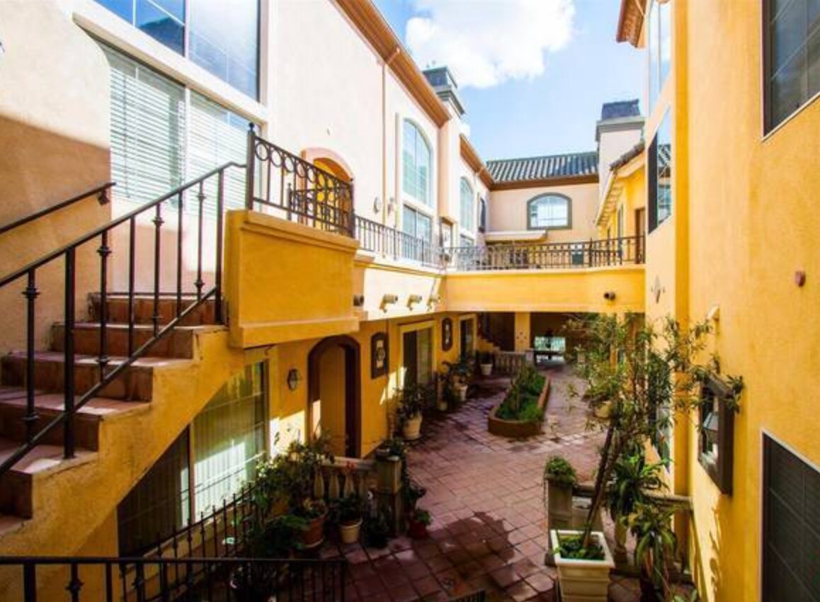 Building Photo - 7033 La Tijera Blvd