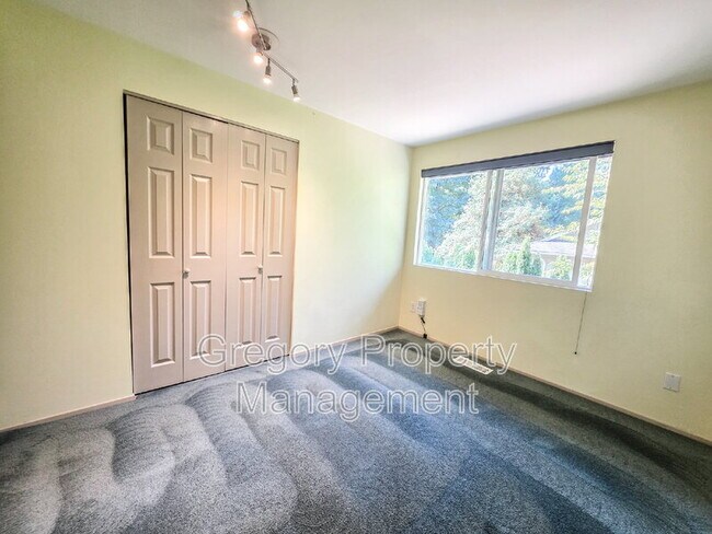 Building Photo - 11757 NE 143rd St