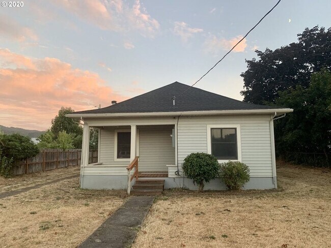 Building Photo - Home on 1/2 an acre!
