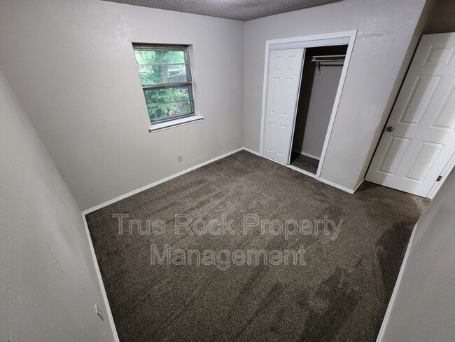 Building Photo - 412 E 7th St