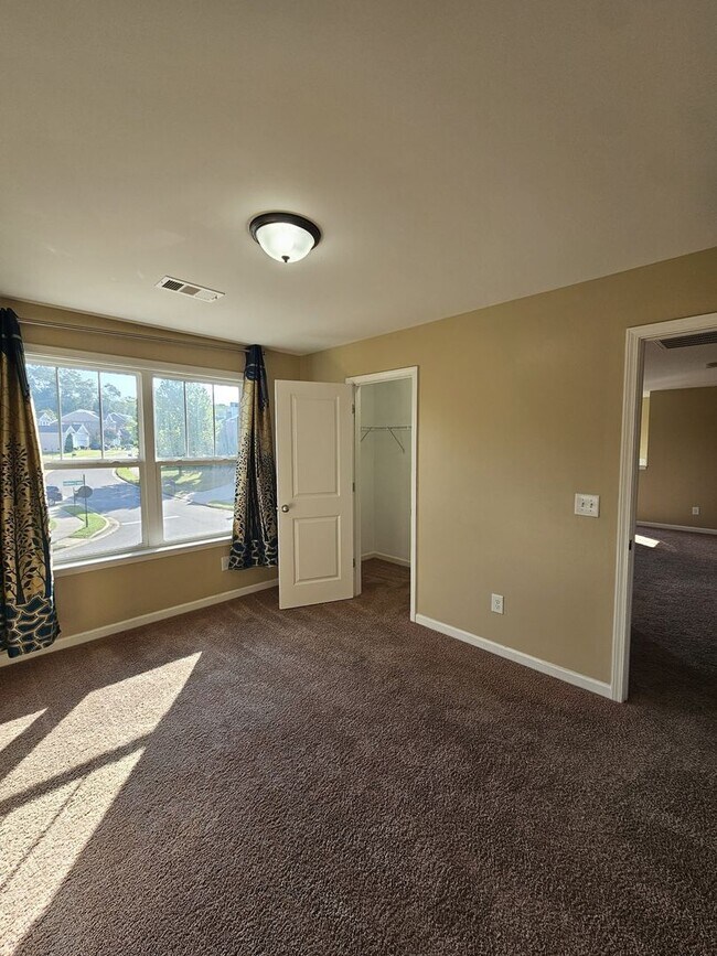 Building Photo - Great Home With Garage Parking Near Downto...