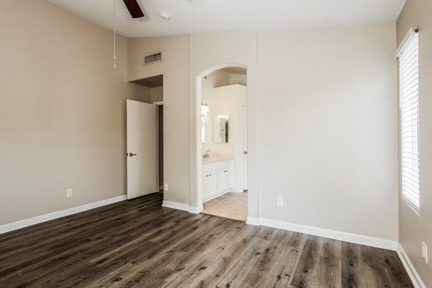 Building Photo - 5035 W Kristal Way