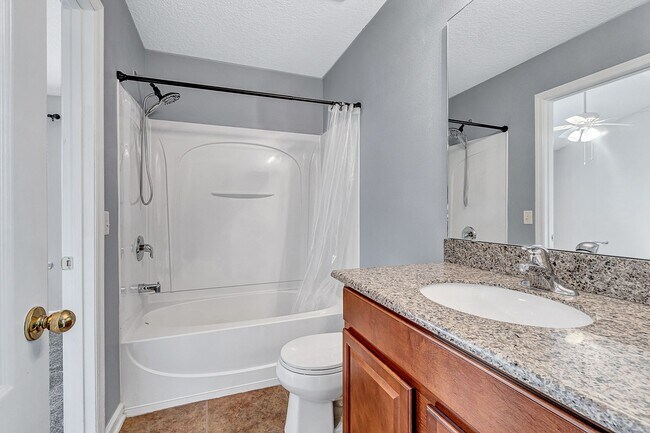 Building Photo - ***TWO WEEKS FREE*** Stylish 3BR Townhome with Garage & Walk-In Closet