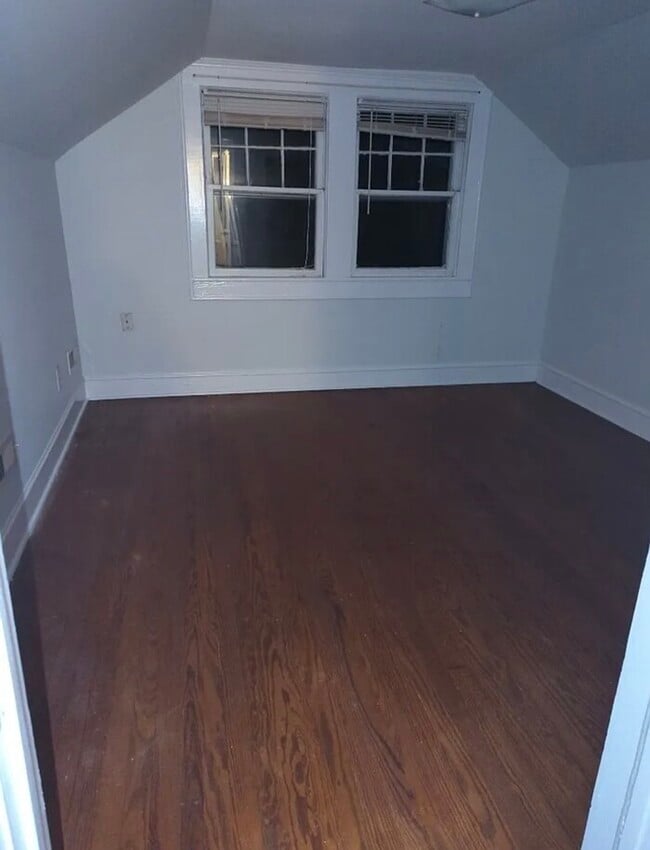 Building Photo - 5 Bedroom 2 Bath