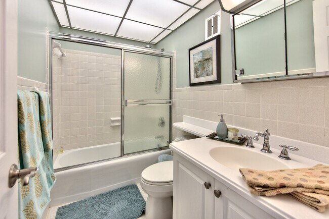 Building Photo - Condo on the Beach in the Moorings