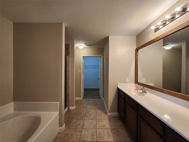 Building Photo - 22527 Cloverland Field Dr