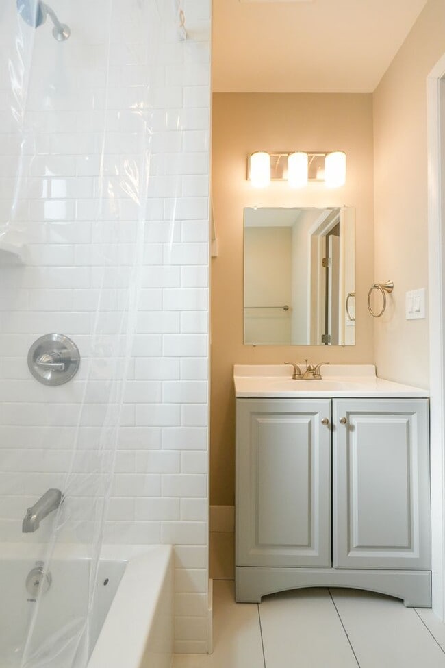 Building Photo - Amazing newly redone large 3 bedroom