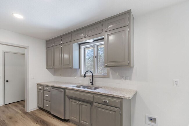 Building Photo - 39 Salen Ln
