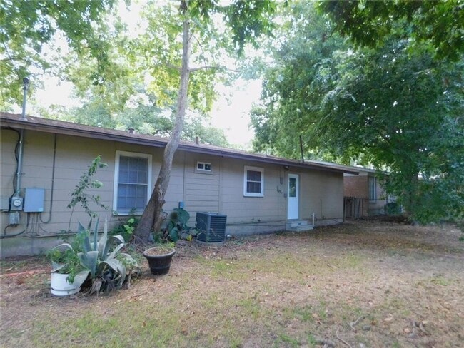 Building Photo - 1400 Berkshire Dr