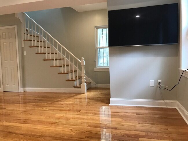 Building Photo - 6 St James Pl