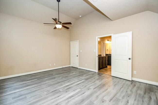 Building Photo - 2911 Village Brook Ln