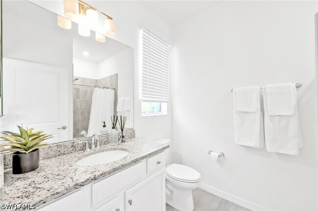 Building Photo - 2127 Hamlin St