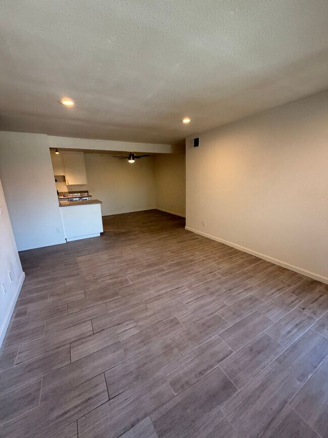 Building Photo - Updated 2 Bed, 2 Bathroom Condo For Rent w/ Parking! - South Coast Metro