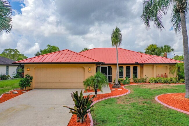 Primary Photo - Port Charlotte Waterfront Pool Home - Grea...