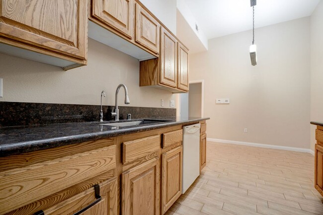 Building Photo - 2305 W Horizon Ridge Pkwy