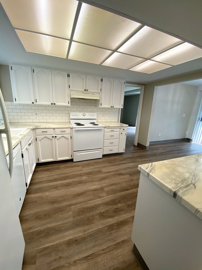 Building Photo - Spacious 4 Bedroom, 2 Bath Home with Large Yard -