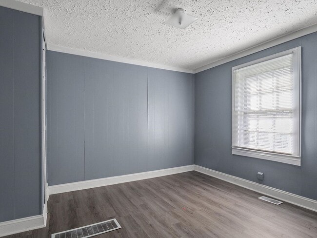 Building Photo - Spacious 2 Bed, 1 Bath Apartment