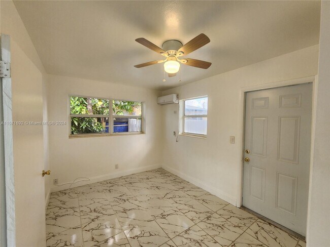 Building Photo - 4172 SW 21st St