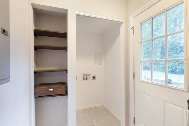 Building Photo - Renovated 3/2 w/ Fenced In Backyard and Co...