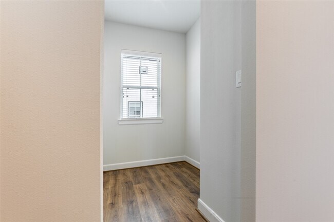Building Photo - 2802 Grand Fountains Dr